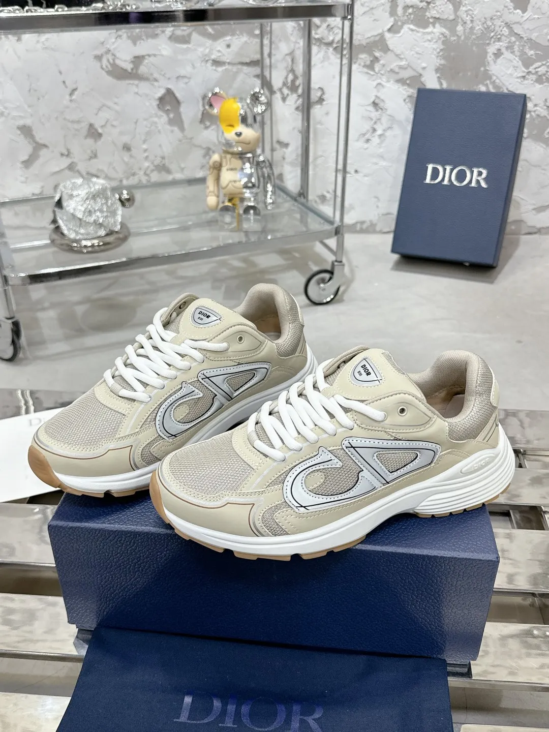 Men's men's shoes 💰600❤️❤️❤️High version Dior Dior's latest color matching B30 series reflective dad sneakers original 17380💰 purchased for development and production Brand new B30 sneakers Dad Shoes style shoes that follow the trend of the retro market The Dior logo on the tongue also indicates that this pair of shoes is the B30 model! B30 uses fine-textured leather and mesh cloth materials to form a shoe body. There are conspicuous letters CD on both sides of the shoe body to indicate identity. Many lines on the shoe body outline details to make the shoes look less monotonous and full of retro flavor. The delivery counter is exquisitely packaged🛍📦 ▪️Fabric: Original customized technical fabric + mesh ▪️Inner lining: Customized breathable lining ▪️Outsole: Original molded IP foam + TPU outsole ▪️Sole thickness: 3.5CM ▪️Size: Women’s size 35-40 / Men’s size 39-46